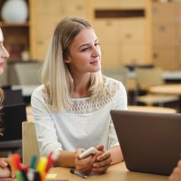 Alumna de FP realizando prácticas en empresa