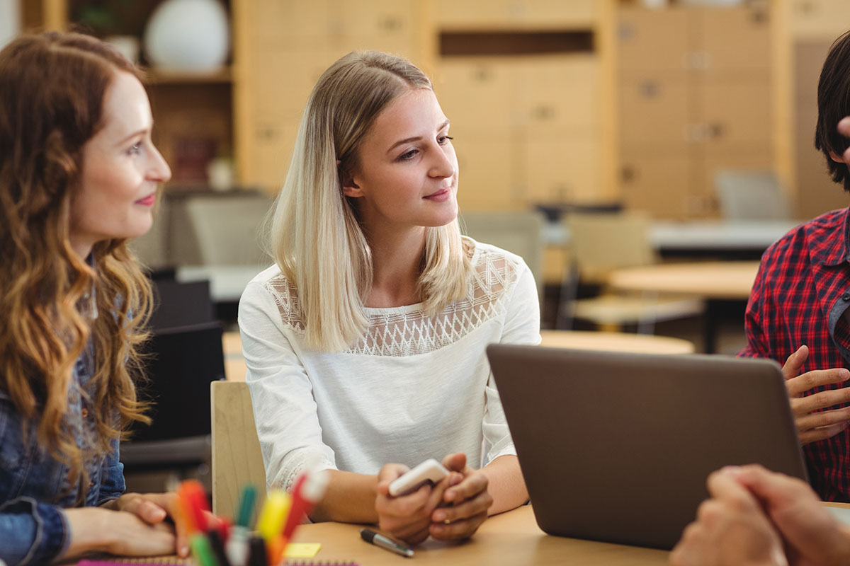 Alumna de FP realizando prácticas en empresa