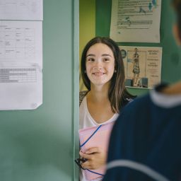 Alumna de formación profesional entrando al aula