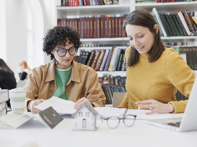 Alumna realizando prácticas profesionales en empresa