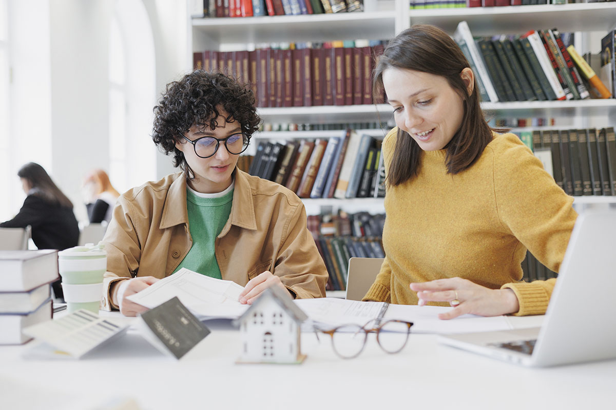Alumna realizando prácticas profesionales en empresa