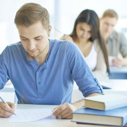 Alumno de Mikeldi realizando examen