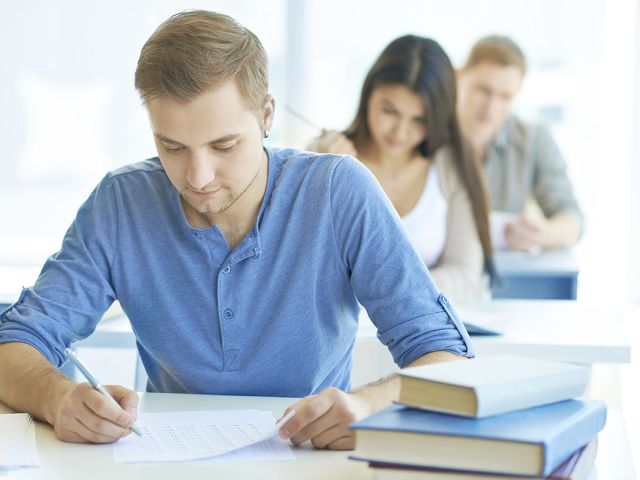 Alumno de Mikeldi realizando examen