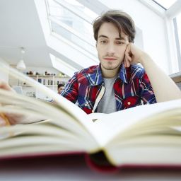 Alumno estudiando y utilizando técnicas de estudio eficaces