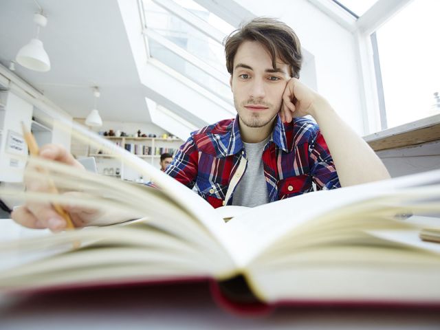 Alumno estudiando y utilizando técnicas de estudio eficaces
