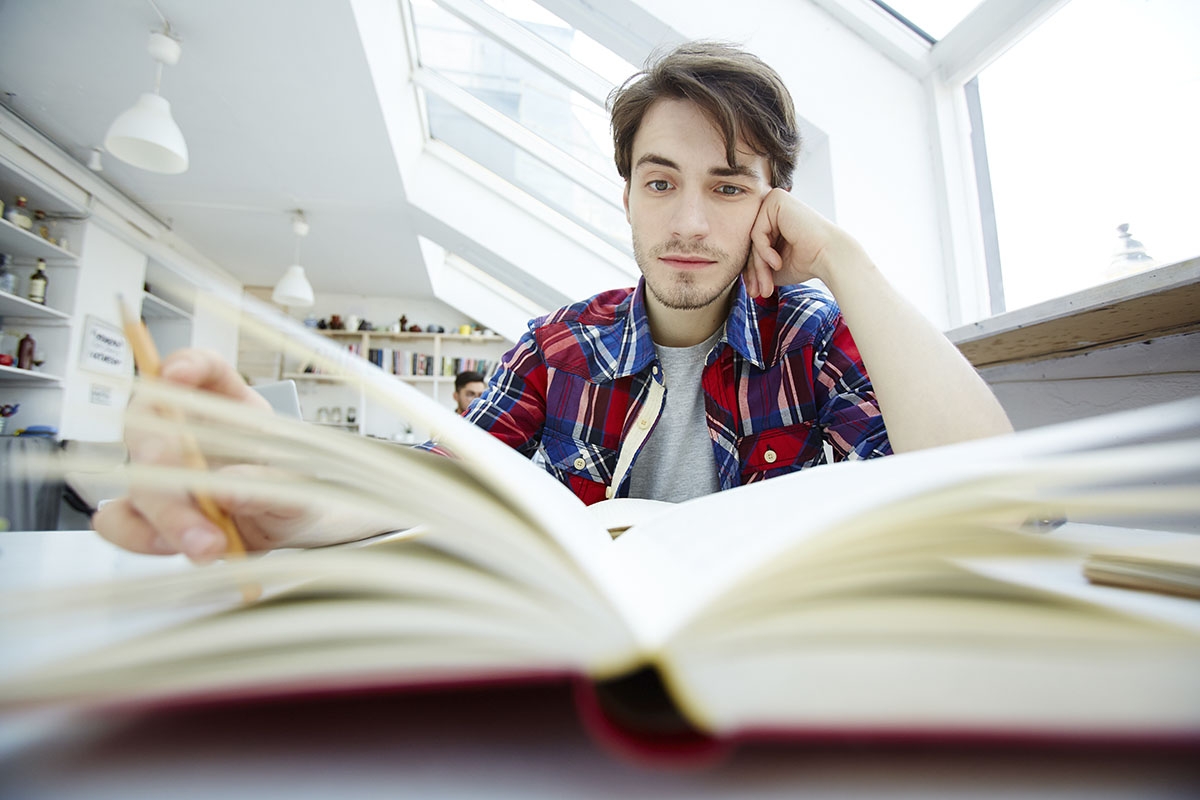 Alumno estudiando y utilizando técnicas de estudio eficaces