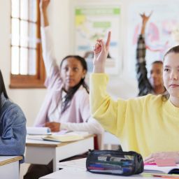 Alumnos de Centro Estudios Mikeldi realizando ejercicios en clase