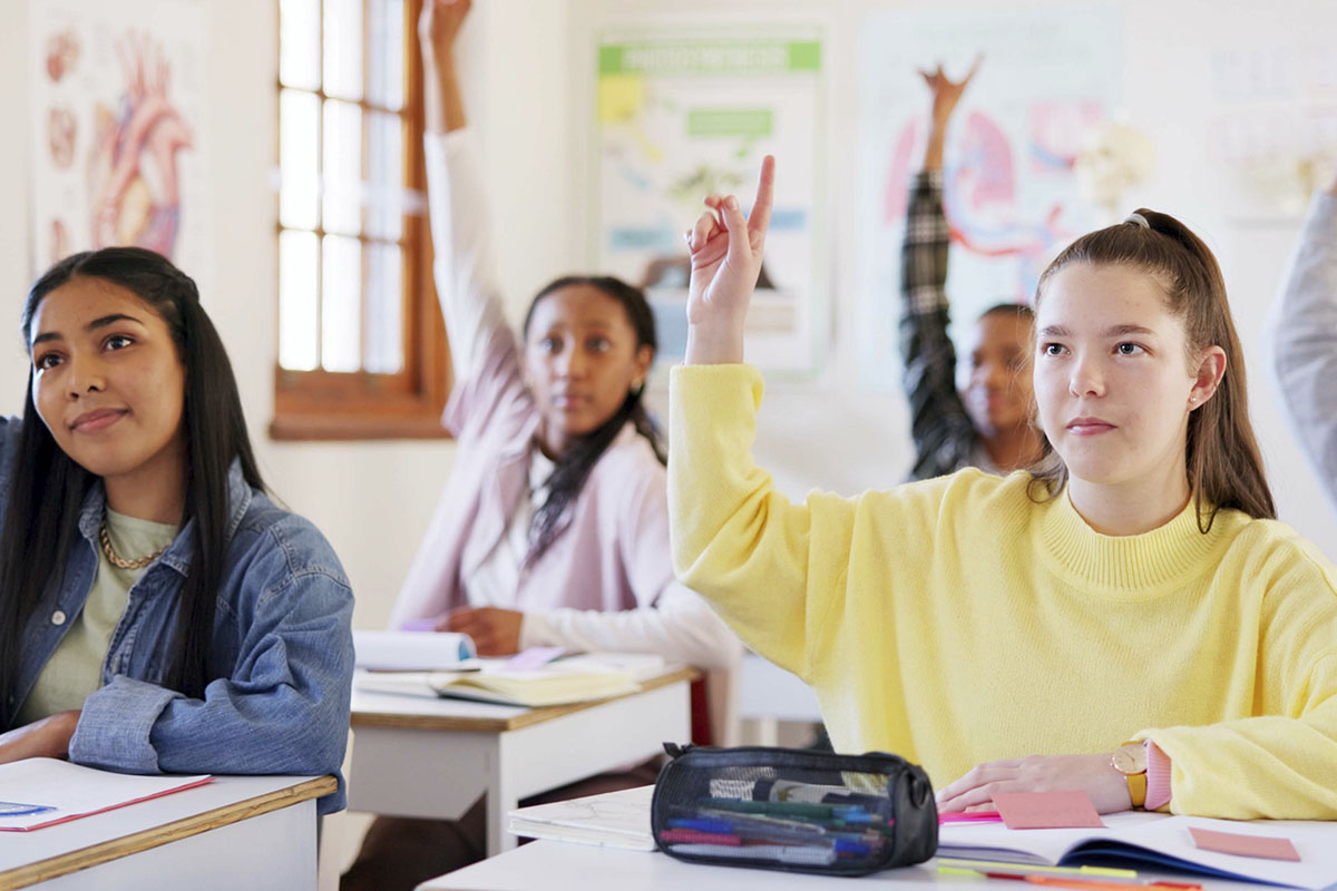 Alumnos de Centro Estudios Mikeldi realizando ejercicios en clase