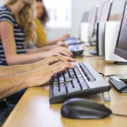 Alumnos de Formación Profesional en Bilbao en Centro Estudios Mikeldi preparándose para su futuro laboral