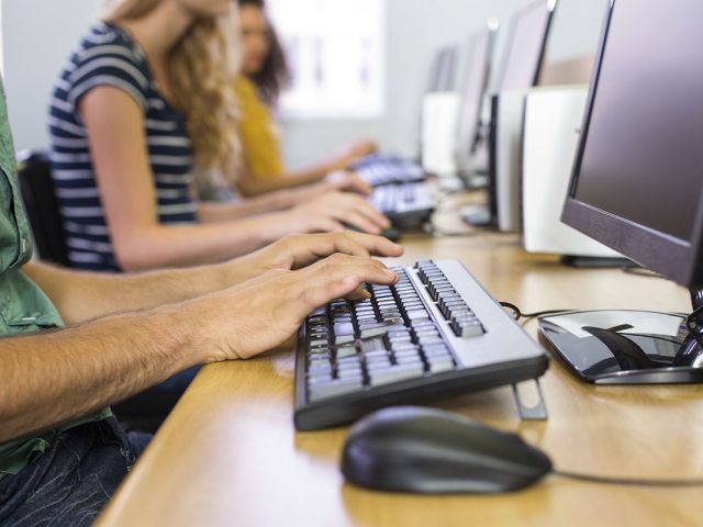Alumnos de Formación Profesional en Bilbao en Centro Estudios Mikeldi preparándose para su futuro laboral