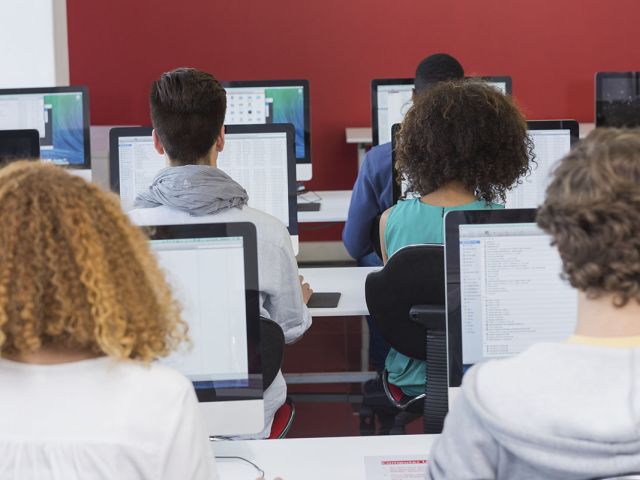 Curso de Excel en Bilbao en Centro Estudios Mikeldi con alumnos aprendiendo hojas de cálculo