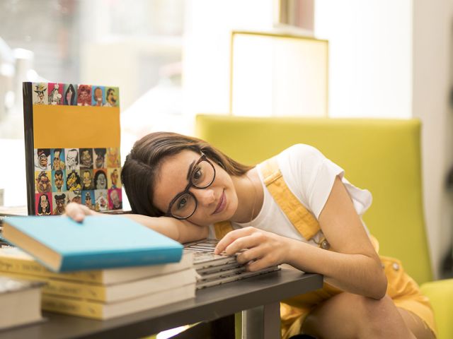Estudiante descansando durante una sesión de estudio