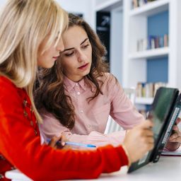 Estudiante realizando prácticas profesionales en empresa