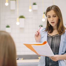 Estudiante realizando una exposición oral en clase