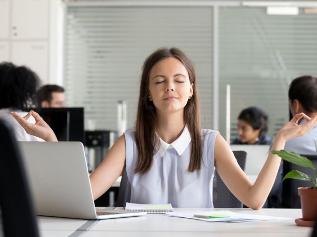 Estudiante relajándose antes de un examen