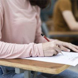 Estudiante revisando un examen suspenso y estudiando para recuperarlo