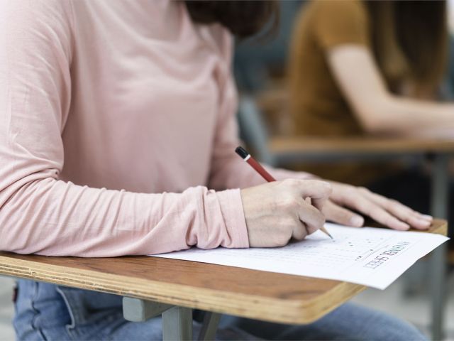Estudiante revisando un examen suspenso y estudiando para recuperarlo