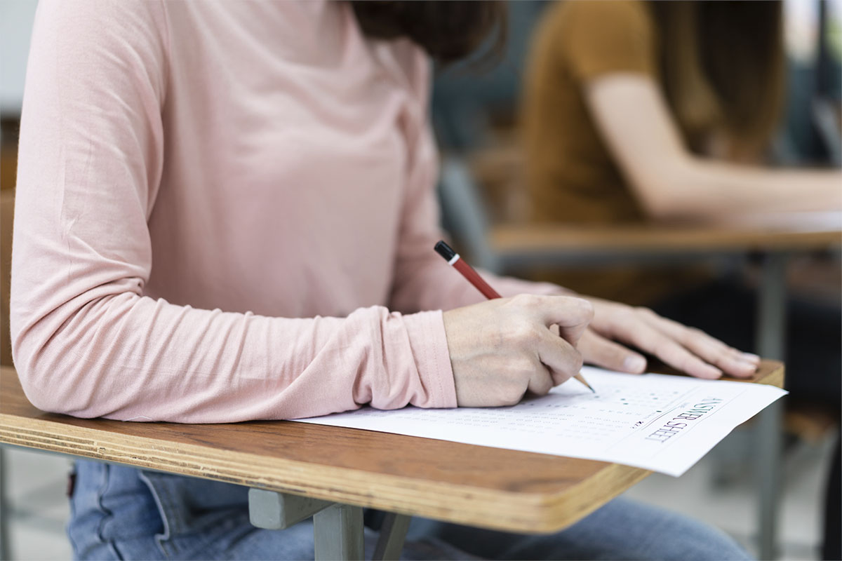 Estudiante revisando un examen suspenso y estudiando para recuperarlo