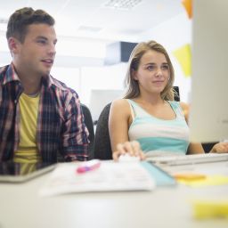 Estudiantes de Formación Profesional Dual realizando prácticas en empresa