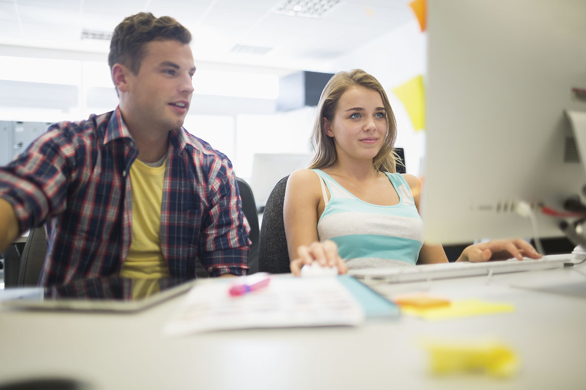 Estudiantes de Formación Profesional Dual realizando prácticas en empresa