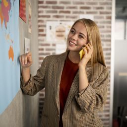 Estudiantes de comercio internacional trabajando en clase