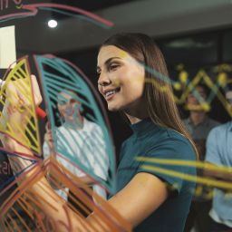 Estudiantes de marketing en Bilbao en Centro Estudios Mikeldi trabajando en estrategias comerciales