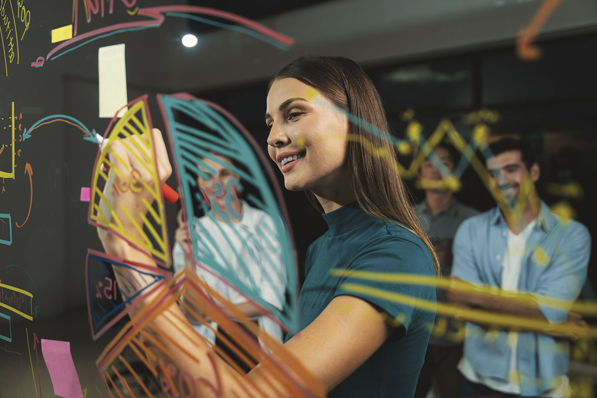 Estudiantes de marketing en Bilbao en Centro Estudios Mikeldi trabajando en estrategias comerciales