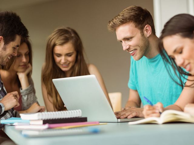 Estudiantes realizando ejercicios en cursos de formación profesional en Centro Estudios Mikeldi