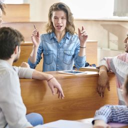 Estudiantes trabajando en un proyecto emprendedor en clase