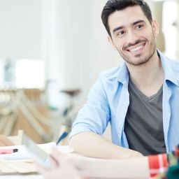 Hombre adulto formándose para mejorar su carrera profesional