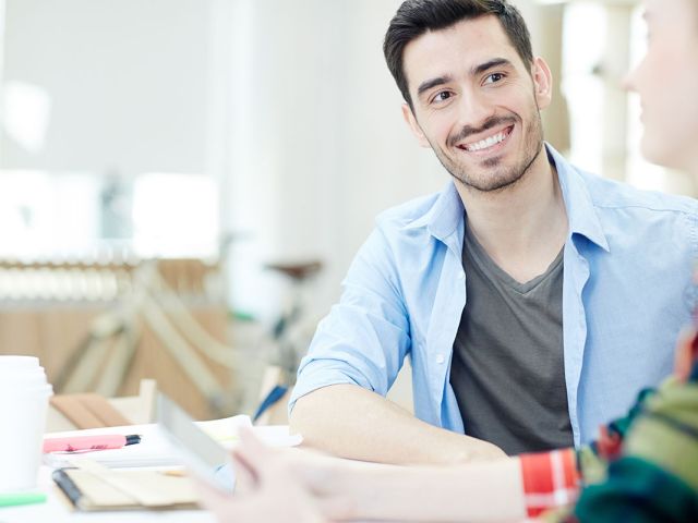 Hombre adulto formándose para mejorar su carrera profesional