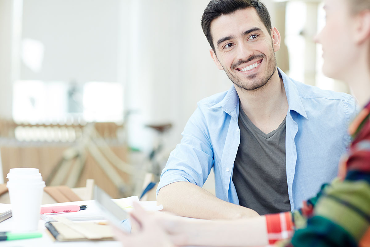 Hombre adulto formándose para mejorar su carrera profesional
