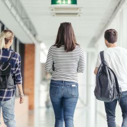 Jóvenes estudiantes en el interior de Centro Estudios Mikeldi