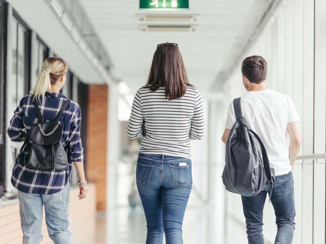 Jóvenes estudiantes en el interior de Centro Estudios Mikeldi