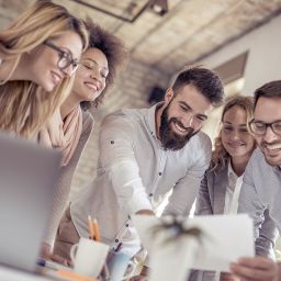 Personas trabajando en equipo en una empresa