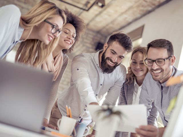 Personas trabajando en equipo en una empresa