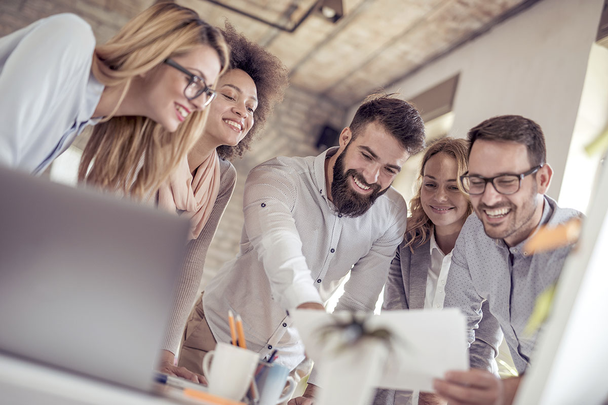 Personas trabajando en equipo en una empresa