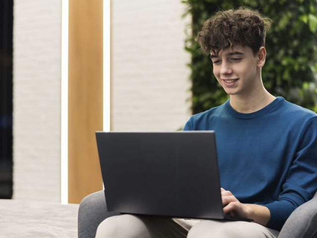 Preinscripción FP en Bilbao en Centro Estudios Mikeldi con alumnado en clase