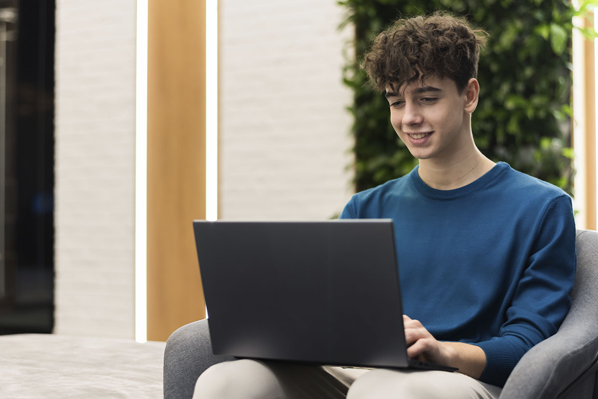Preinscripción FP en Bilbao en Centro Estudios Mikeldi con alumnado en clase