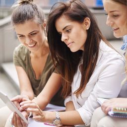 alumnas realizando proceso de admision ciclos formativos bilbao centro estudios mikeldi