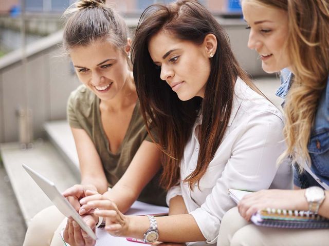alumnas realizando proceso de admision ciclos formativos bilbao centro estudios mikeldi