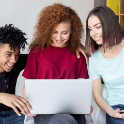 alumnos realizando el proceso de admisión de fp en bilbao en centro estudios mikeldi