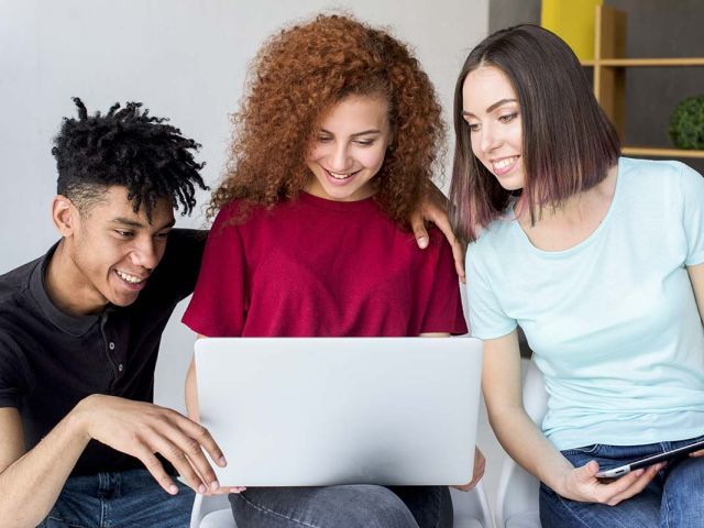 alumnos realizando el proceso de admisión de fp en bilbao en centro estudios mikeldi
