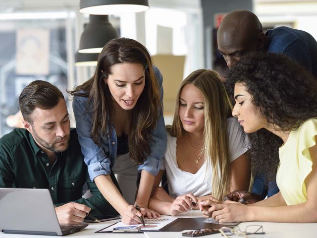 estudiantes en cursos lanbide bilbao centro estudios mikeldi formacion empleo